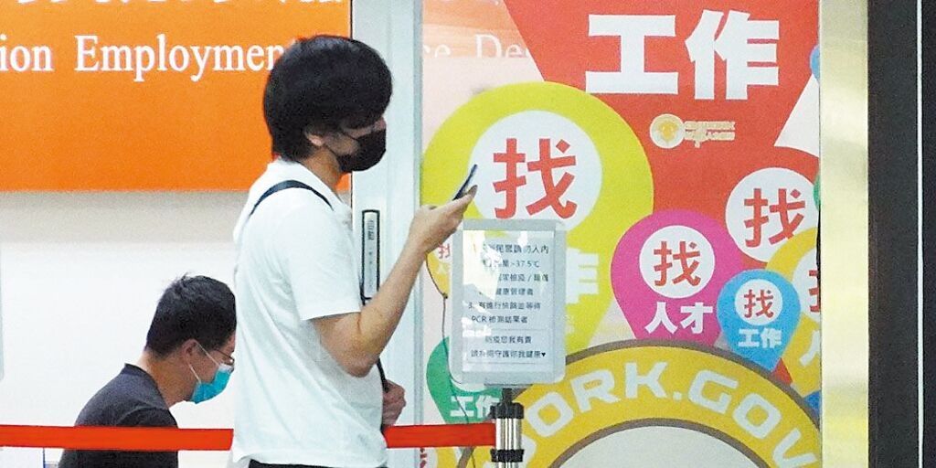 疫後人潮動能釋放,國內消費強勁帶動,人力需求續處高檔。圖/本報資料照片