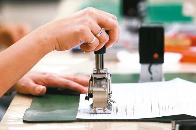 營利事業招待員工旅遊支出是否要列為員工所得,就必須依照企業所舉辦的旅遊是否只限特定員工才可以參加來判斷,示意圖。 圖/聯合報系資料照片