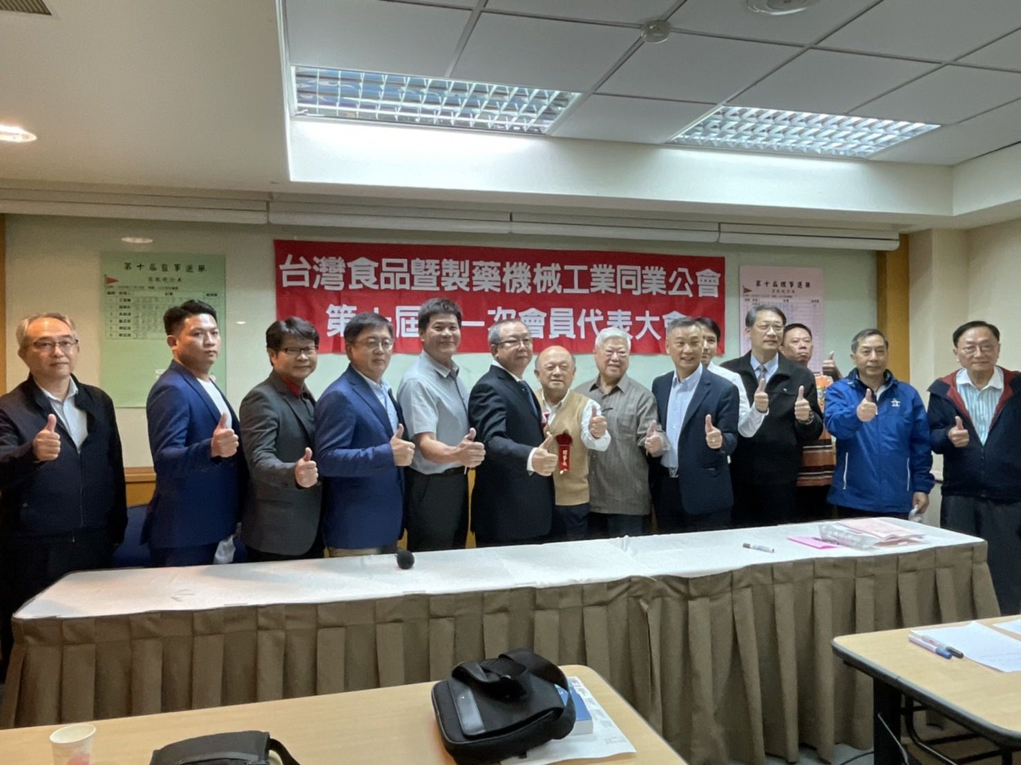 台灣食品暨製藥機械工業同業公會第十届理事长宋奇沛(左七)、该会总干事陈胜地(右一),偕同全体新任理、监事合影。陈华焜/摄影