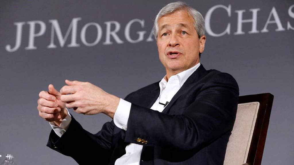 摩根大通执行长迪蒙12日提醒Fed,由于市场对于美国经济软着陆的期待过高,不应排除衰退可能性,呼吁最好等到6月之后再降息。图/美联社