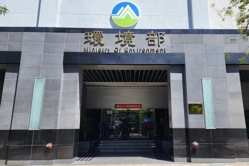 环境部昨(26)日召开第二场碳费费率审议会,虽达成将一次订出五年碳费轮廓、分阶段调升的共识,但仍未触及费率多寡的「深水区」,碳费制度难产。 图/联合报系资料照片