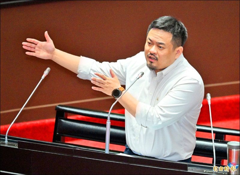 立委洪申翰呼吁经济部与行政院尽速提出《能源管理法》修法草案。 (记者廖振辉摄)