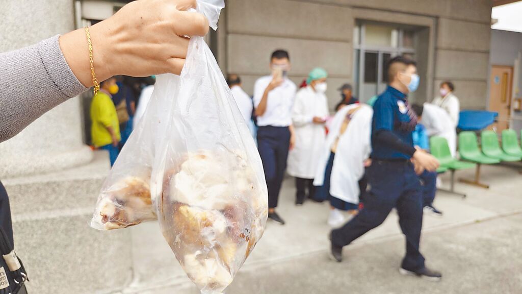 39人新北旅行團疑似在台南一家甕窯雞用餐後,25人出現上吐下瀉疑似食物中毒症狀,9日由遊覽車送往大林慈濟醫院就醫,導遊也將吃剩打包的甕窯雞帶至醫院送驗。(大林慈濟醫院提供/呂妍庭嘉義傳真)