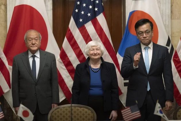 美日韩财长17日发表联合声明,表示会对外汇市场的情势「密切磋商」。左起依序为日本财务大臣铃木俊一、美国财长叶伦与南韩财长崔相穆。 (美联社)
