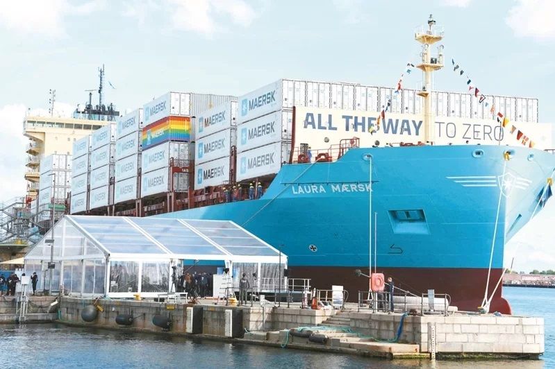 本周最新出爐的貨櫃輪運價瘋狂大漲,最新一期上海集裝箱出口(SCFI)運價指數昨(10)日狂飆18%,連五漲。 路透