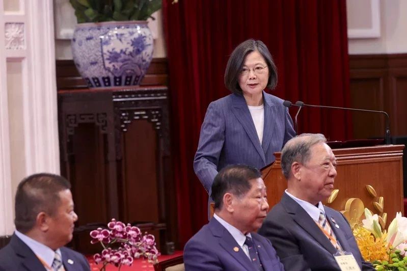 蔡总统接见进出口商业同业公会时,欣慰指出我国出口连续三年超过4,300亿美元。 (图/总统府提供)