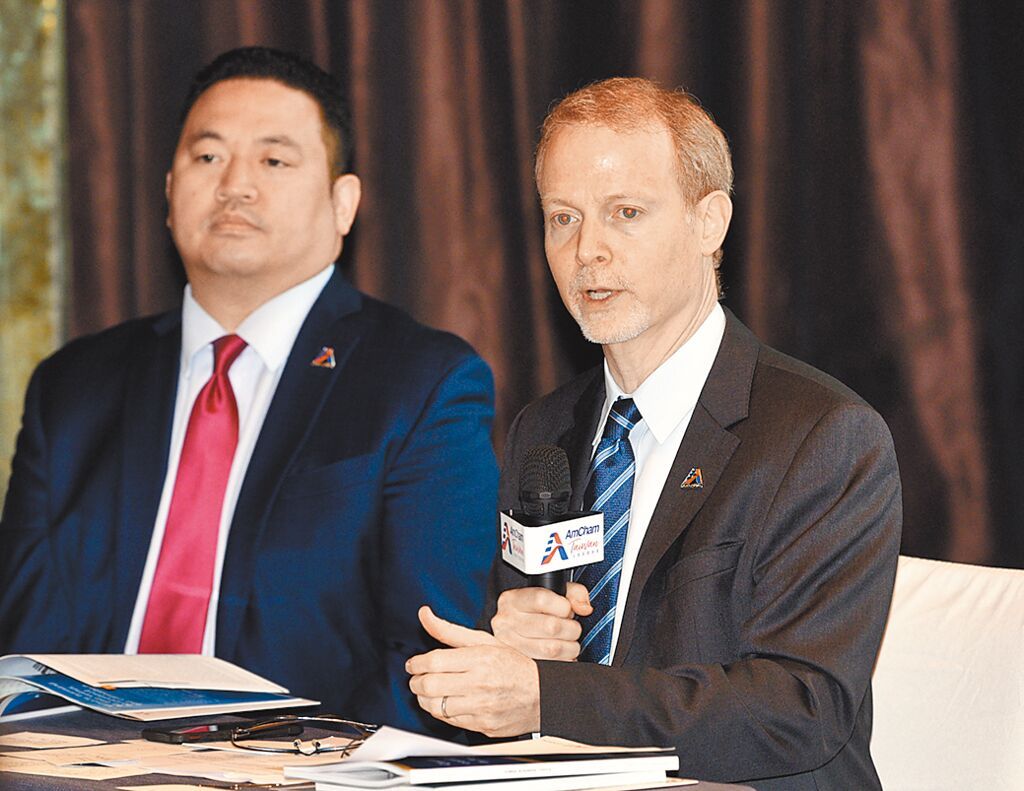 台湾美国商会AmCham 6日发布2024台湾白皮书,台湾美国商会理事长Dan Silver(右)表示,能信赖的电力供应,是许多美商会员在白皮书上反映的重点,且期待能预估并掌握电价的审议流程。左为台湾美国商会执行长林博智。图/颜谦隆