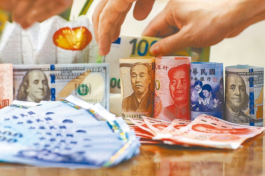 新台币在外资热钱狂汇入下,早盘直接重返32.5元,午后外资汇入加大,终场新台币升破32.5元重要关卡,收在32.48元。图/本报资料照片