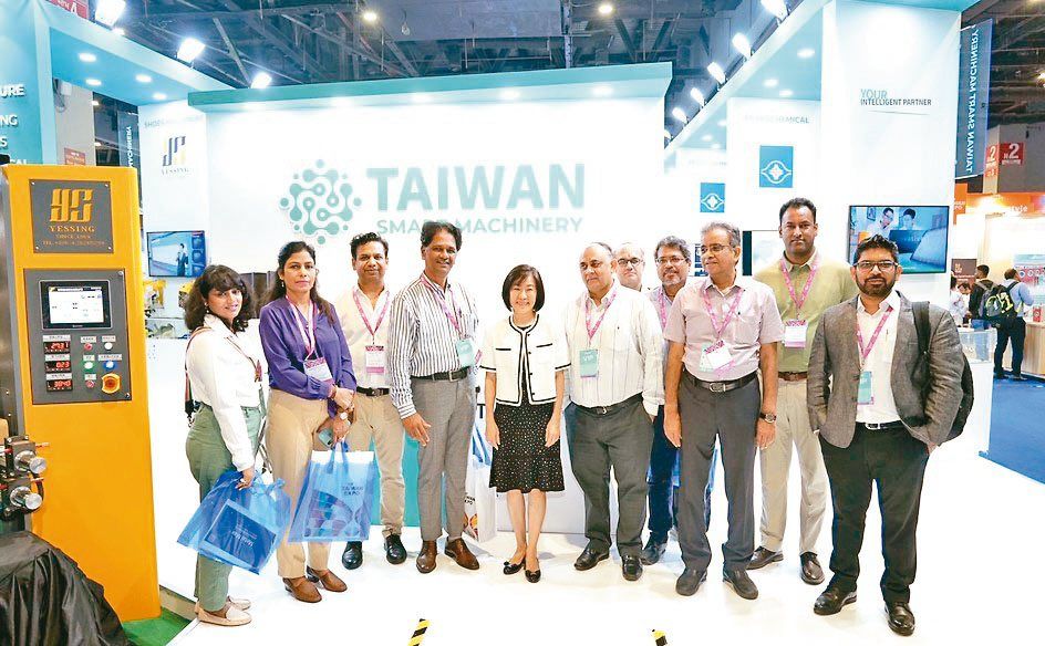 印度鞋履鞋材制造商公会(IFCOMA)组团来访,贸易署署长江文若(左五起)、IFCOMA理事长Sanjay Gupta与贵宾合影。 贸协/提供