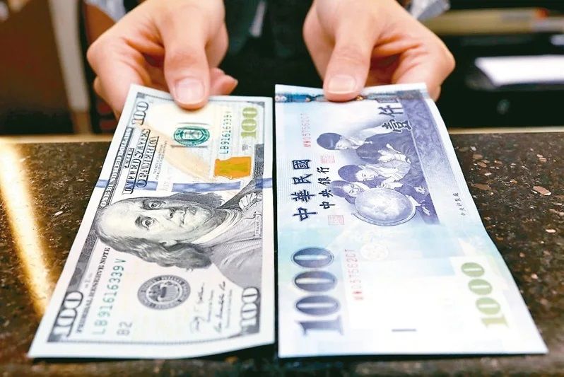 台股5日崩跌逾1,800點,新台幣匯率卻逆勢強升1.78角,收在32.639元,逾半個月新高。(路透)