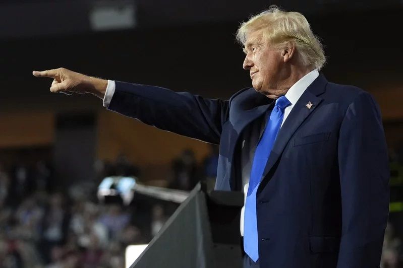 美國前總統川普日前受訪稱台灣偷走美國晶片生意。美聯社