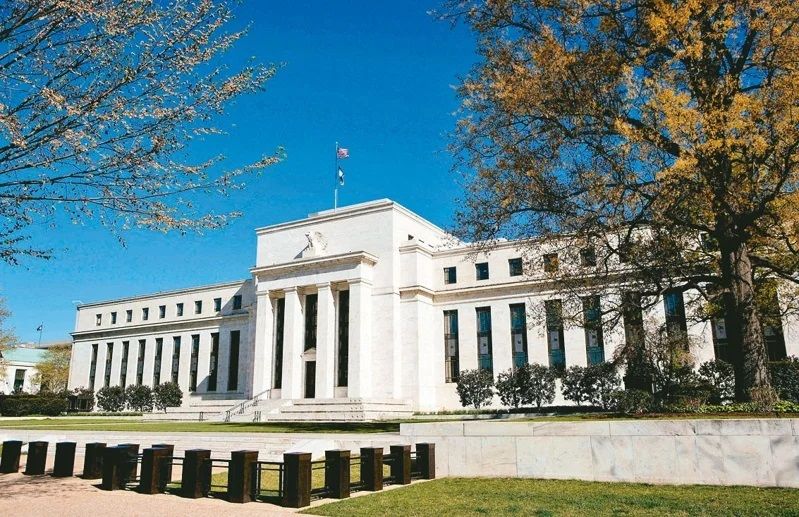 彭博调查显示,多数学者认为,Fed下月会议只会降息1码,而非部分华尔街银行认为的会大降息。 (路透)