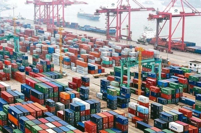 美国总统当选人川普25日放话,他明年元月上任后,将新增对大陆、墨、加三国销美产品10%至25%关税。 (新华社)