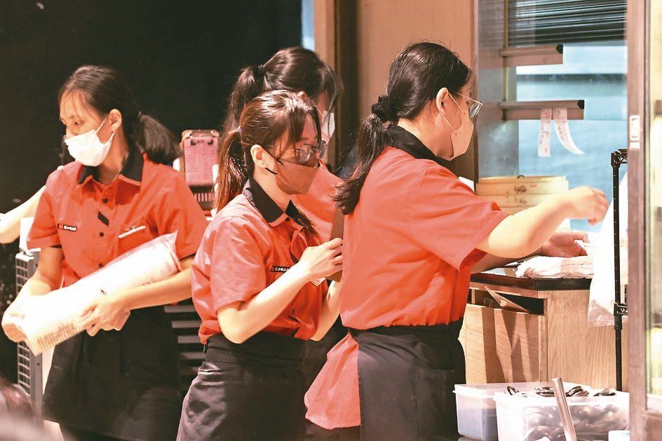 中小企业发展条例修正子法出炉,以抵税优惠鼓励企业为更多基层员工加薪,推估将有2.4万家企业、10万名劳工受惠。 (本报系资料库)