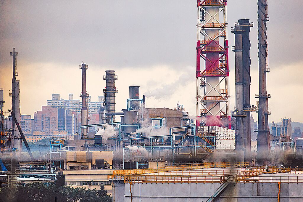 碳费明年开征,钢铁、石化业却难减碳。图为台湾中油股份有限公司炼制事业部桃园炼油厂。 (本报资料照片)