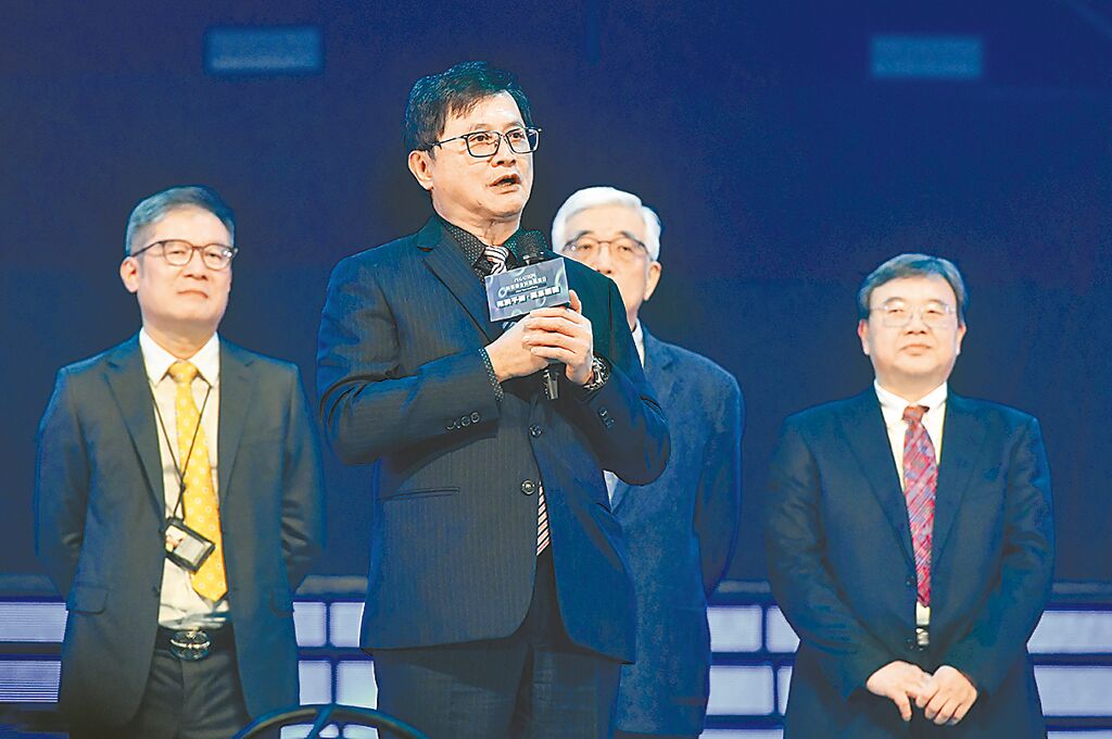 和硕集团董事长童子贤(左二)表示,川普选前承诺课征大陆60%关税,选后削减到10%,并从反对移民到支持技术移民等转变,对台湾是「利多弊少」。 (王德为摄)