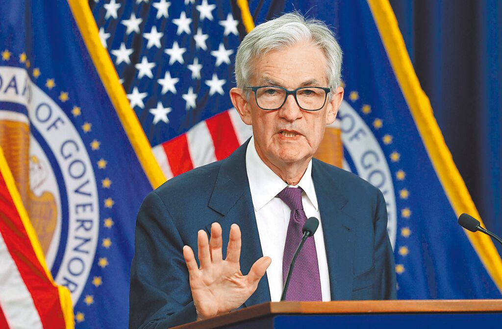 联准会主席鲍尔表示,目前不急着调整利率。 (路透)