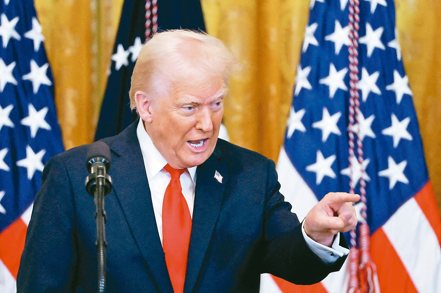 美国总统川普7日公布寄给日、韩等14个主要贸易伙伴的新关税税率,将从8月1日凌晨起生效。 (路透)