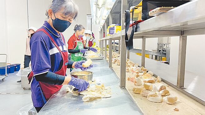 农会将收购来的文旦,从果皮与果肉萃取后加工处理,做成高价值产品。 (经济日报资料照片)