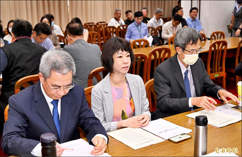 行政院经贸办副总谈判代表颜慧欣(中)昨在立院表示,会在八月一日前与美国积极协商,希望可以争取到比我们竞争对手日本、韩国更好的待遇。 (记者罗沛德摄)