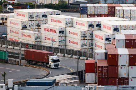 图为基隆港货柜。路透