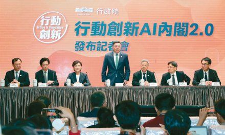 行政院长卓荣泰(中)与副院长郑丽君(左三)率新阁员亮相,左起为准卫福部长石崇良、准政院秘书长张惇涵、准经长龚明鑫、准国发会主委叶俊显、准数发部长林宜敬。联合报系资料照