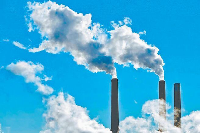 碳費制度上路,符合碳費徵收對象的企業可透過「自主減量計畫」申請優惠碳費費率,水泥廠、紡纖廠等用電大戶紛提自主減碳計畫。圖/美聯社