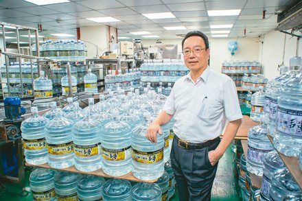 华生水资源董事长胡端圆坚守66年永续信念,自建回收体系、导入AI物流,实践高达九成容器回收率,打造一条龙循环经济。记者蔡宗儒/摄影