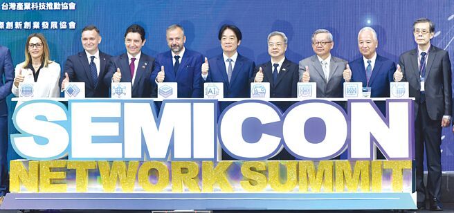 SEMICON Taiwan 2025国际半导体周9日举行晶链高峰论坛,总统赖清德(中)、经济部长龚明鑫(右四)、国科会主委吴诚文(右三)、捷克科研创新部长杰尼雪克(左四)等一同于开幕式合影。图/王德为