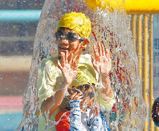 全球氣溫持續上升,促使氣候變遷更加劇烈。圖為小朋友在台北公館自來水園區內開心玩水。(本報資料照片)