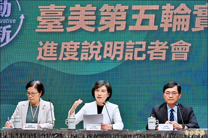 鄭麗君(中)昨舉行記者會說明談判赴美成果,向美方提出政府對政府打造產業聚落, 獲得美方正面回應。圖左為行政院經貿辦總談判代表楊珍妮、右為經濟部次長何晉滄。(記者叢昌瑾攝)