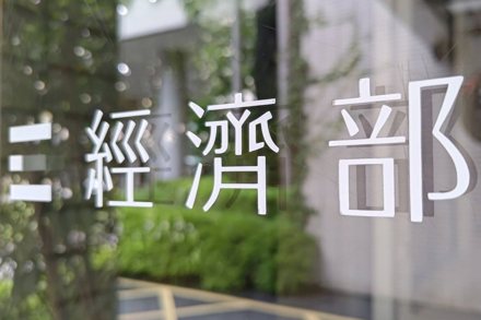 美國對等關稅直接衝擊工具機、水五金、塑橡膠等傳產出口,經濟部將調整策略全力衝海外拓銷,明年包括韌性條例及推廣貿易基金,合計將有逾百億元海外拓銷經費。 圖/聯合報系資料照