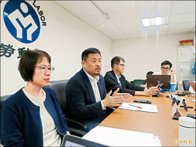 行政院通過「跨國勞動力精進方案」,取消製造業外國技術人力25%上限的限制,讓雇主可全數留用資深移工,評估對中小企業幫助極大,勞動部長洪申翰(左2)說明方案內容。(記者李靚慧攝)