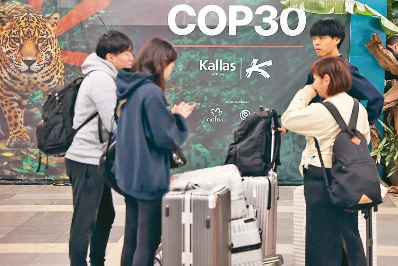 巴西主辦的COP30會議將開始,巴西貝倫機場內掛起關注氣候峰會的資訊看板。記者潘俊宏/攝影