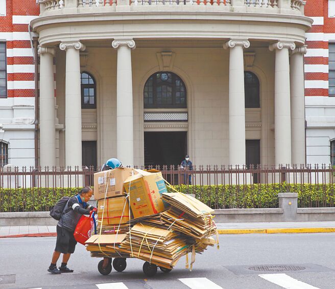 台灣貧富差距日益擴大,此為示意圖。(本報資料照片)