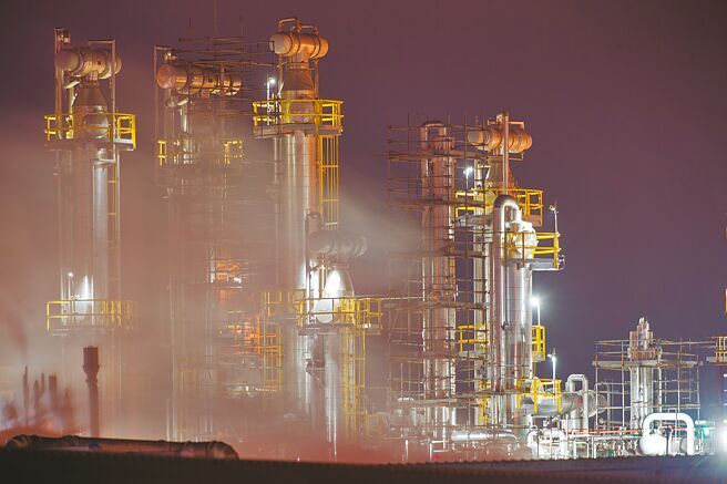 台灣明年起徵收碳費,環境部預估首年收入為40億元,另讓企業試辦交易排放配額,由市場機制決定碳價。圖為示意圖。(本報資料照片)