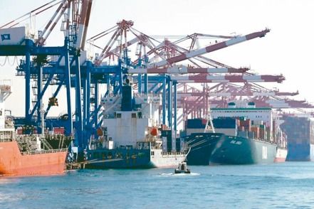 目前全球經貿走向區域分流與制度競逐,合縱連橫趨勢更為明顯,但是台灣對外經貿戰略卻呈現明顯失衡,過度集中於美國;不僅無助於分散風險,反而削弱台灣參與區域經濟整合的能力。聯合報系資料照