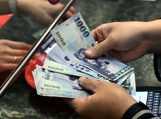 第四季(截至24日)新台幣兌美元貶幅深達3.3%,全球主要貨幣表現倒數第4名。圖/本報資料照片