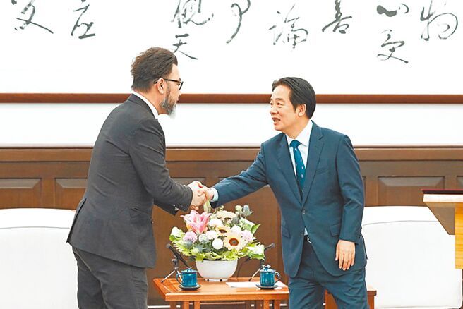 總統賴清德(右)20日接見「台灣工具機暨零組件工業同業公會」,由理事長陳紳騰率領。圖/總統府提供