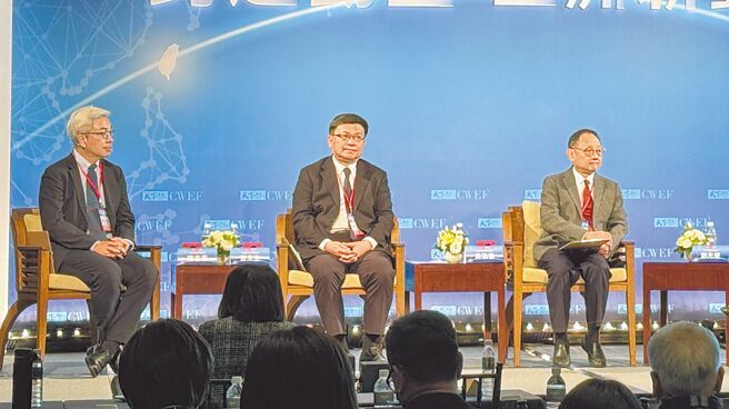 電纜大廠華新麗華董事長焦佑倫(右)呼籲要用核電。台電董事長曾文生(中)回應,已盤點所有可用電源,包括正在安檢的核二、三廠。(台電提供/王玉樹台北傳真)