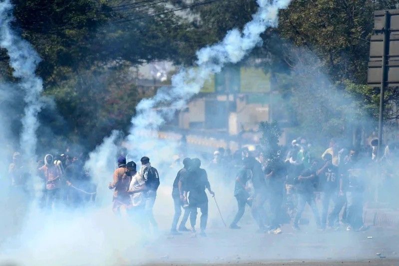 美伊冲突已导致中东局势动荡加剧,图为巴基斯坦南部城市卡拉奇的美国领事馆附近,3月1日爆发反美抗争,示威者一度试图冲进美国领事馆。新华社