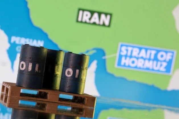 伊朗官媒報導,伊朗革命衛隊資深官員2日宣布荷莫茲海峽已關閉,且預告將打擊任何航經該海峽的船舶,「不會允許一滴石油離開這個地區」。路透