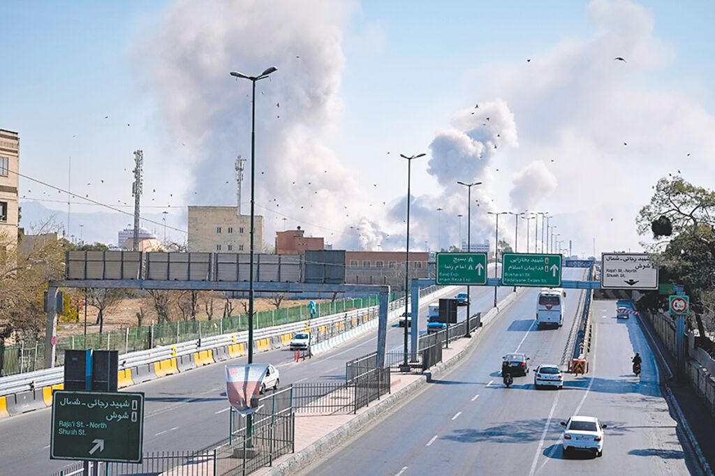 美伊戰火持續推進,伊朗爆炸場面四起,短期間戰事若無停火跡象,市場憂慮將會影響通膨與美國降息時程。圖/美聯社