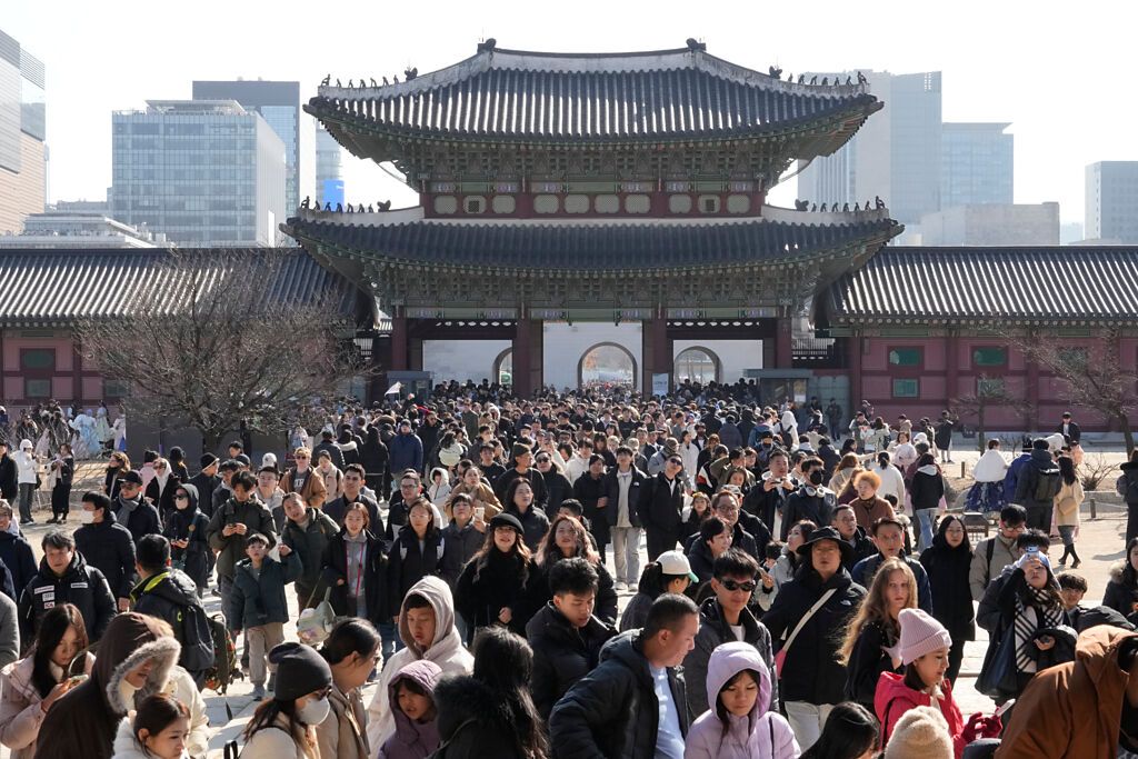 韩国去年人均国民所得毛额(GNI),连续三年停滞在3.6万美元区间。图/美联社