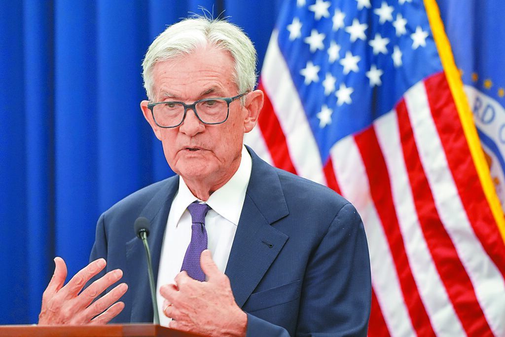 鲍尔在记者会上高唱鹰调,声称在通膨进一步改善前不会降息,且透露升息选项再次重回桌上进行讨论。图/美联社