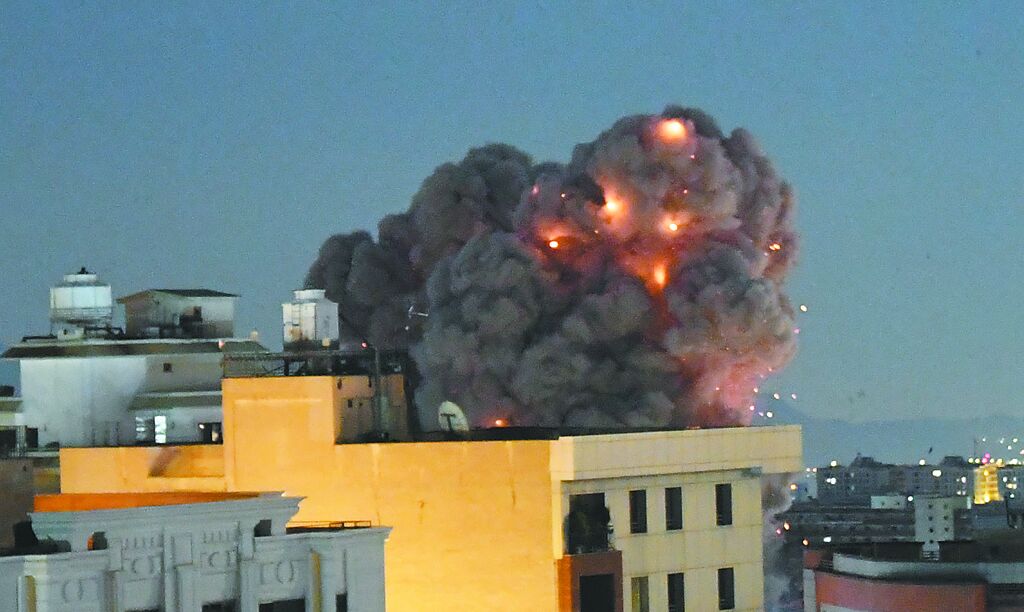 中東戰火燒不停,推升通膨,聯準會不排除升息因應。圖/新華社