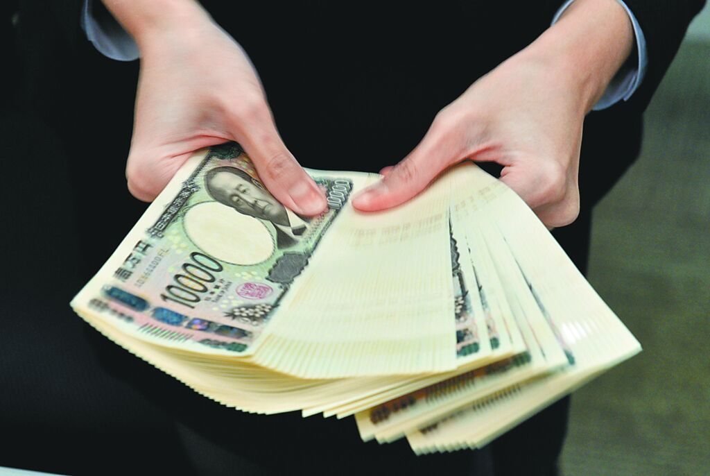 亞洲開發銀行警告,美日利差持續擴大,使日本資金持續流向美元資產,進一步壓抑日圓表現。圖/本報資料照片