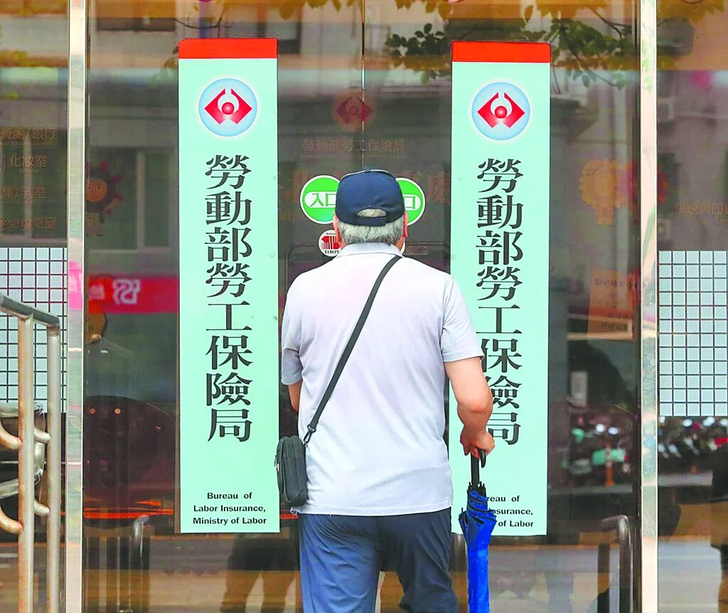 立委质疑,劳保级距冻涨10年,劳工被迫高薪低报、退休金都被偷走了。 (本报资料照片)