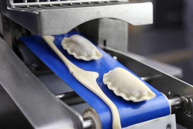 安口食品機械公司推出HLT-700U多功能充餡成型機,生產的波浪花紋水餃是一大亮點。 安口/提供