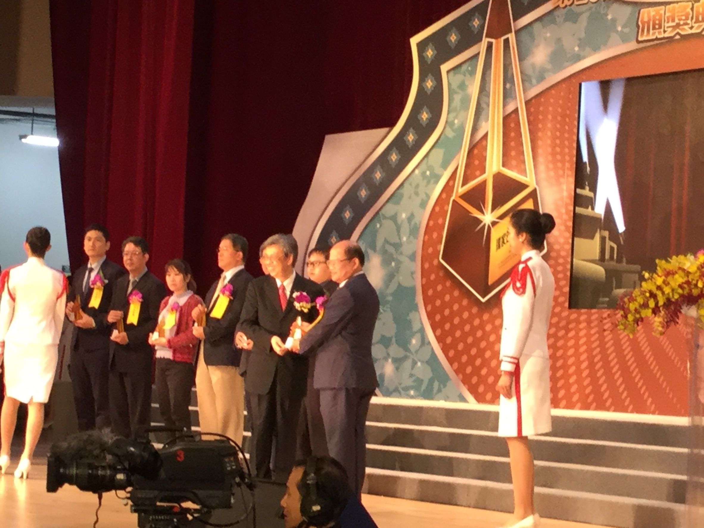 金脑博士实验室有限公司创办人洪锡源博士上台领奖